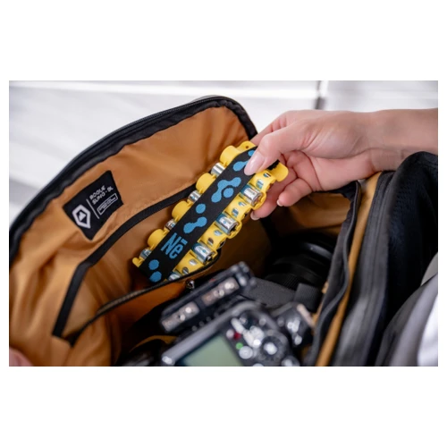 Organizer na baterie AA etui pojemnik akumulatorki Newell BattHolder zolty