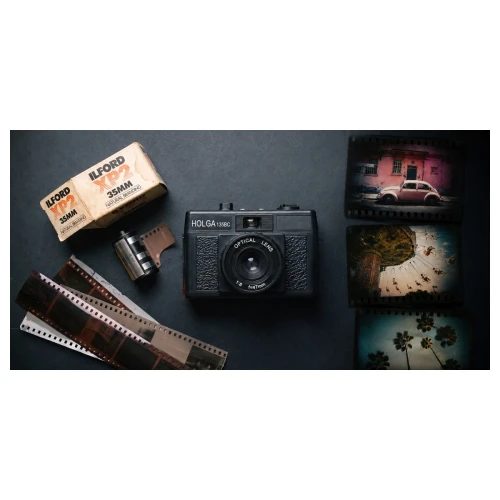 Aparat analogowy Holga 135BC czarny 35 mm zestaw z paskiem i dekielkiem