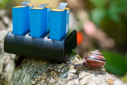 Ładowarka trójkanałowa Newell SDC-USB do akumulatorów AHDBT-901_08_HD.jpg