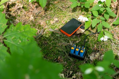 Ładowarka trójkanałowa Newell SDC-USB do akumulatorów AHDBT-901_09_HD.jpg