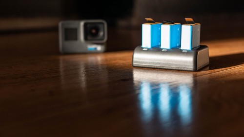 Ładowarka trójkanałowa Newell SDC-USB do akumulatorów AHDBT-901_10_HD.jpg