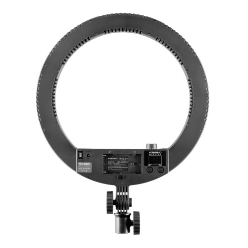Lampa ring Yongnuo YN408 oświetlająca twarz podczas nagrywania smartfonem